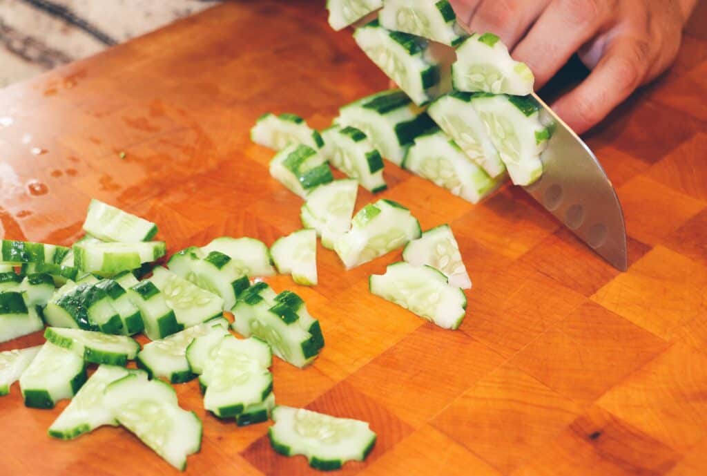How To Hold Food When Cutting – The Correct Way